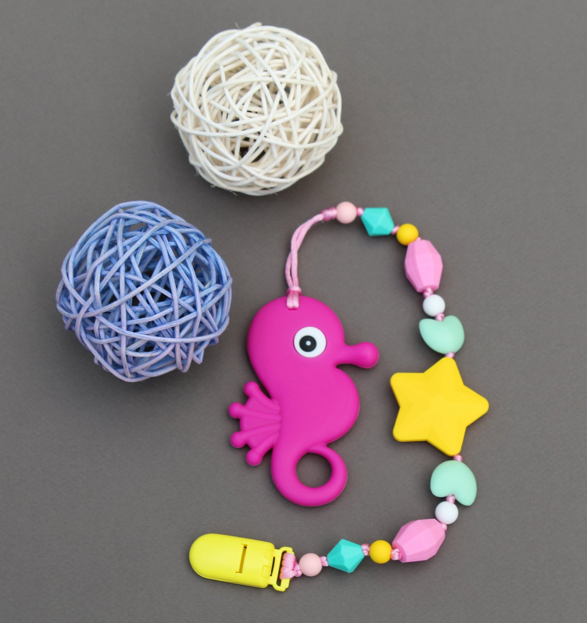 Силиконовый прорезыватель с держателем Океан, фуксия