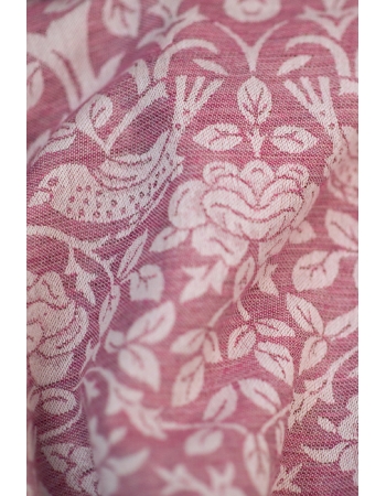 Состав: 77% египетский хлопок, 23% лен*  ЕСТЬ В НАЛИЧИИ: размер М Слинг из новой коллекции Diva Milano: мягкий новым, средней толщины, прекрасно держащий - идеален и для новорожденного, и для ребенка постарше. Египетский хлопок - это самый лучший и самый дорогой сорт хлопка - длинноволокнистый, его обычно используют для производства одежды или постельного белья класса люкс. Благодаря длинным и тонким волокнам такой хлопок не скатывается в катышки, из него получаются легкие, но крепкие, шелковистые и мягкие нити. При надлежащем уходе слинги из египетского хлопка прослужат несколько десятилетий, что оправдывает более высокую цену ткани.